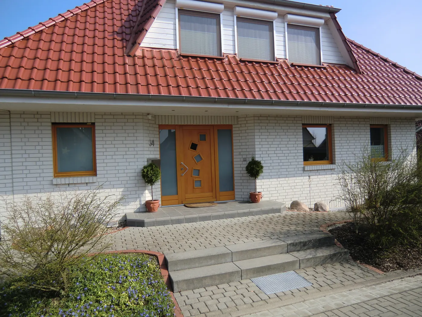 Wohnhaus mit Holzfenstern und passender Haustür