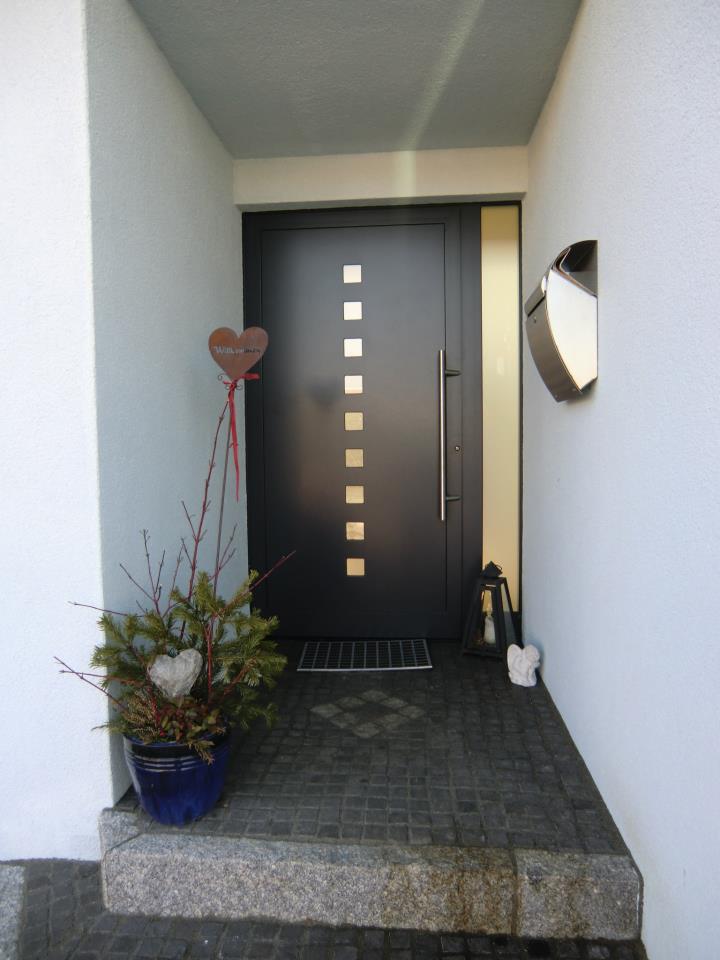 Moderne Haustür aus Holz mit Glaseinsätzen aus einem Jacobi-Projekt